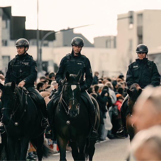 Polizeieinheit zu Pferd im Einsatz