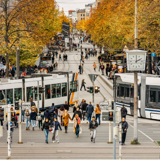 Stadtverkehr mit Straßenbahn und Radweg