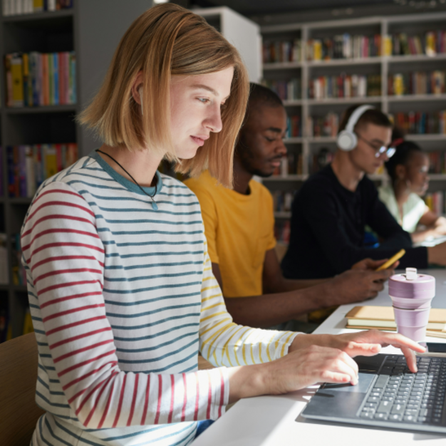 Junge Menschen arbeiten am Laptop