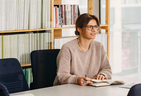 Beratungsgespräch im Büro an einem Tisch