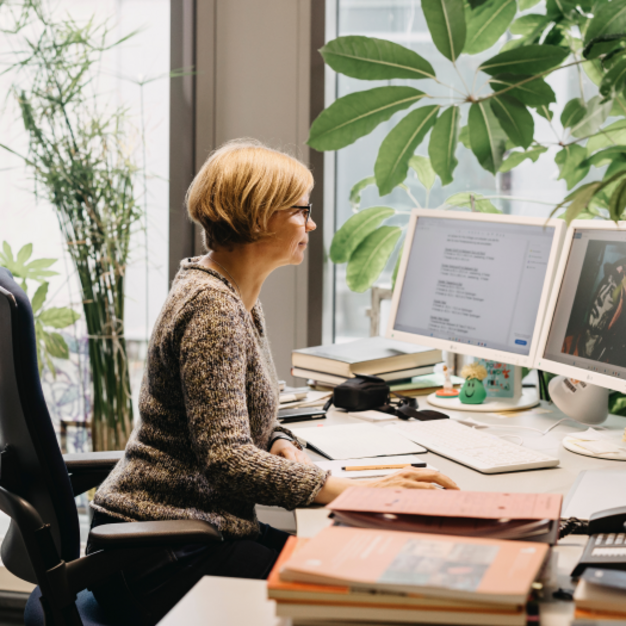 Mitarbeiterin arbeitet am Computer im Büro