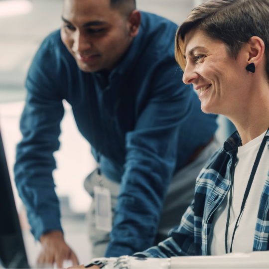 Personen arbeiten gemeinsam am Laptop