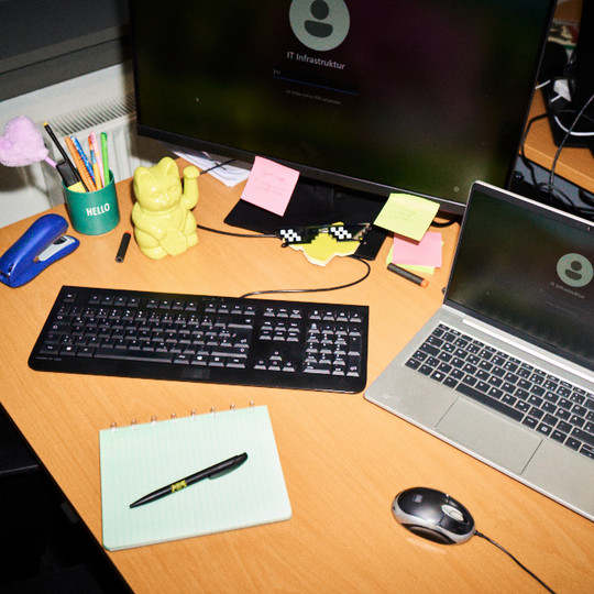 Büroarbeitsplatz mit Laptop und Monitor